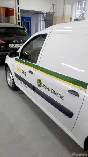 Оклейка авто для компании John Deere  